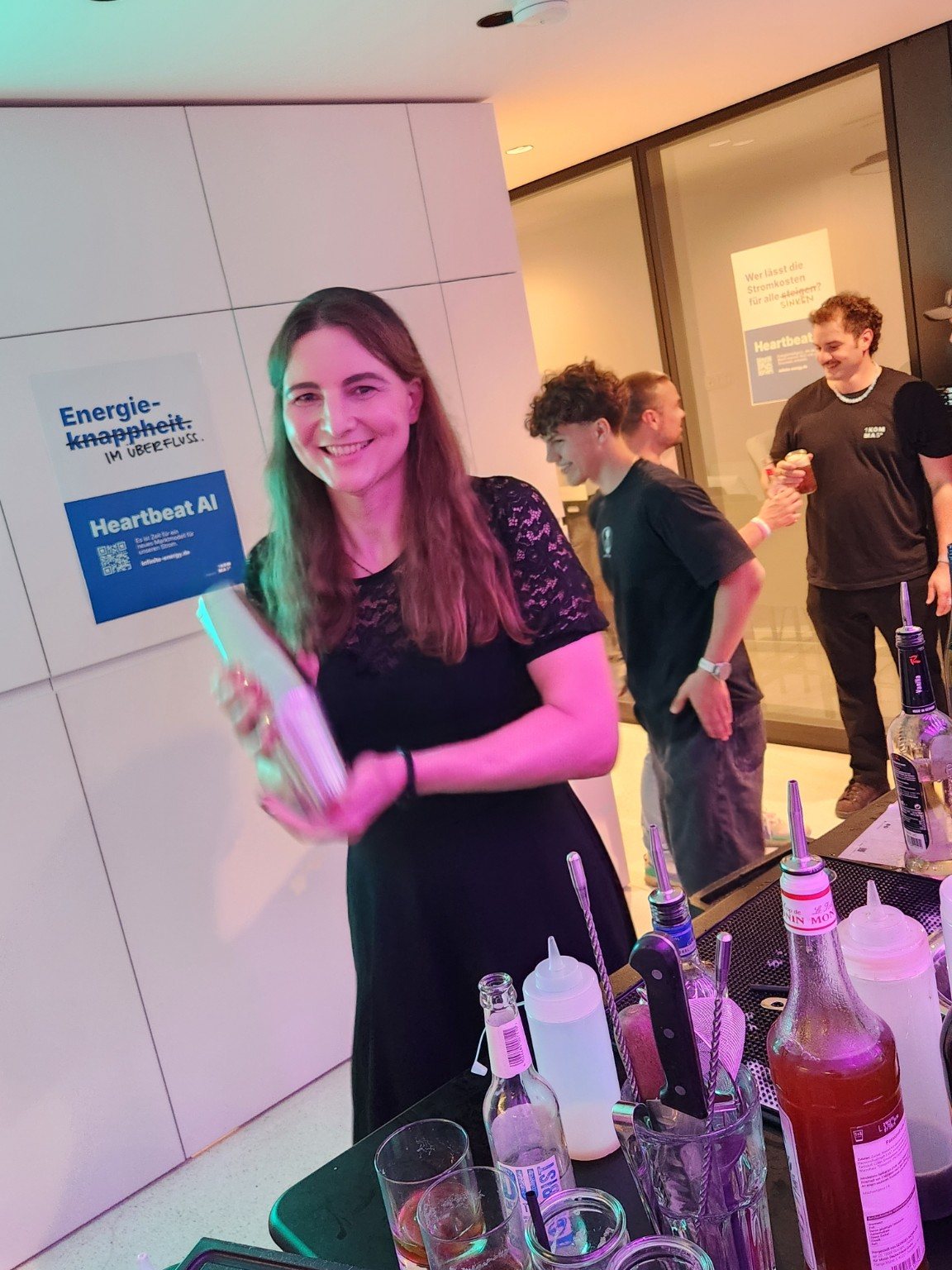 Diana S. Engelhard mixing cocktails behind the bar at a 1KOMMA5° event.